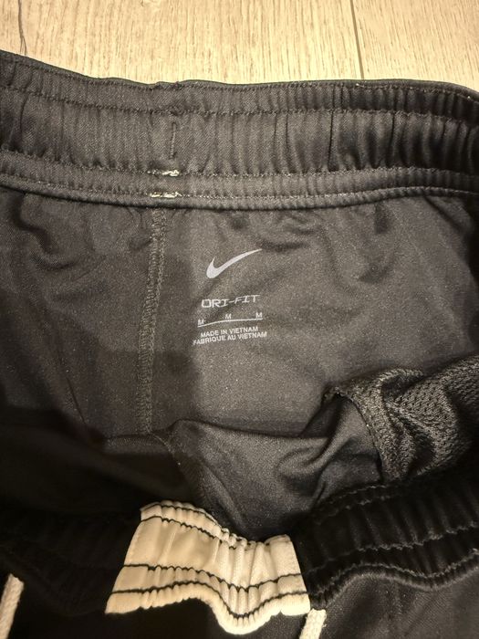 Продам чоловічі спортивні штани Nike, легкі та стильні.