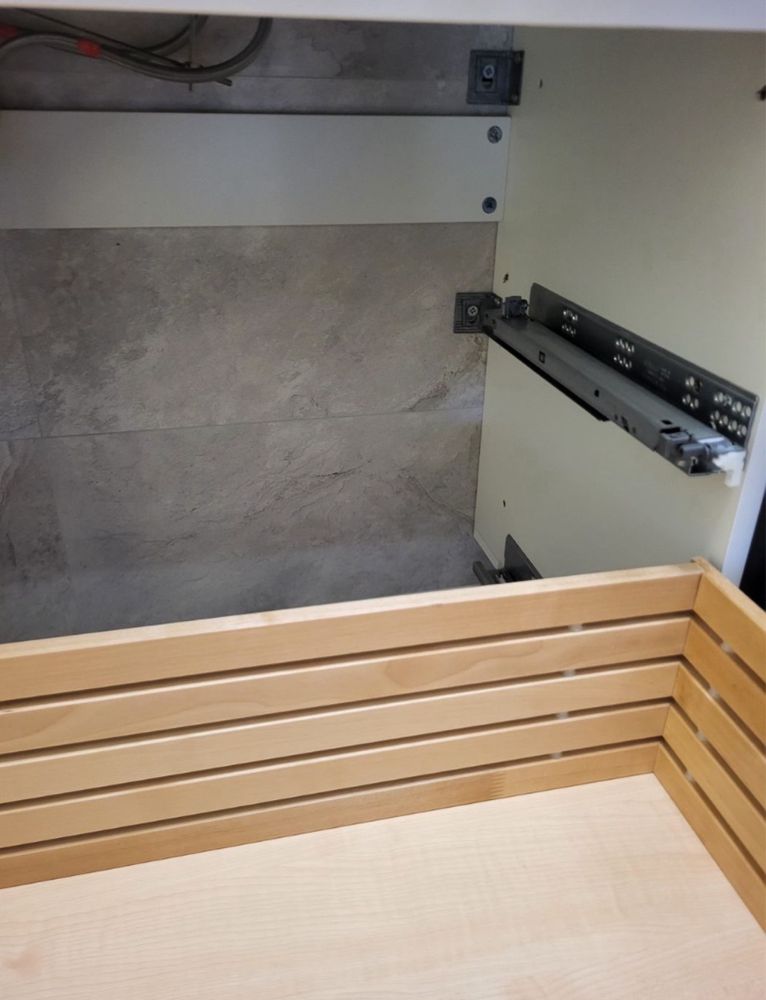 Trzy szafki IKEA w kolorze czarnym