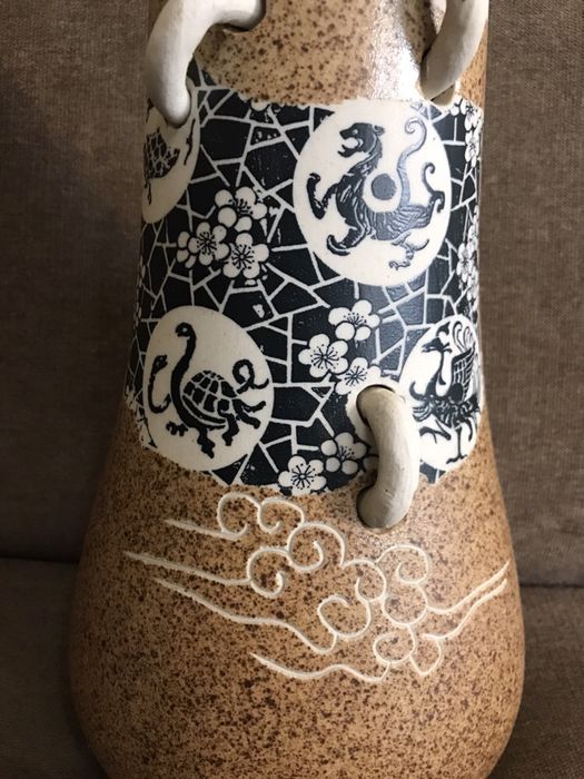 Китайская фарфоровая ваза ручной работы.