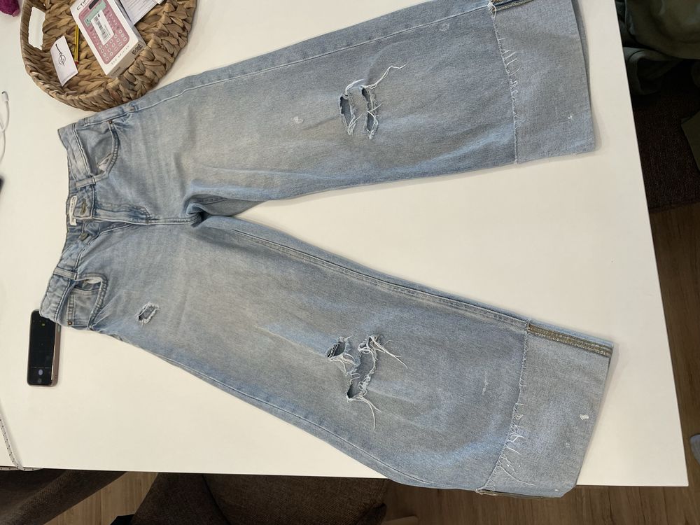 8 peças de roupa de diferentes estilos.