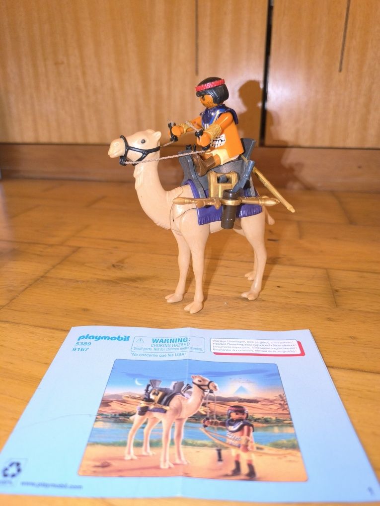 Playmobil pirâmide e boneco com camelo