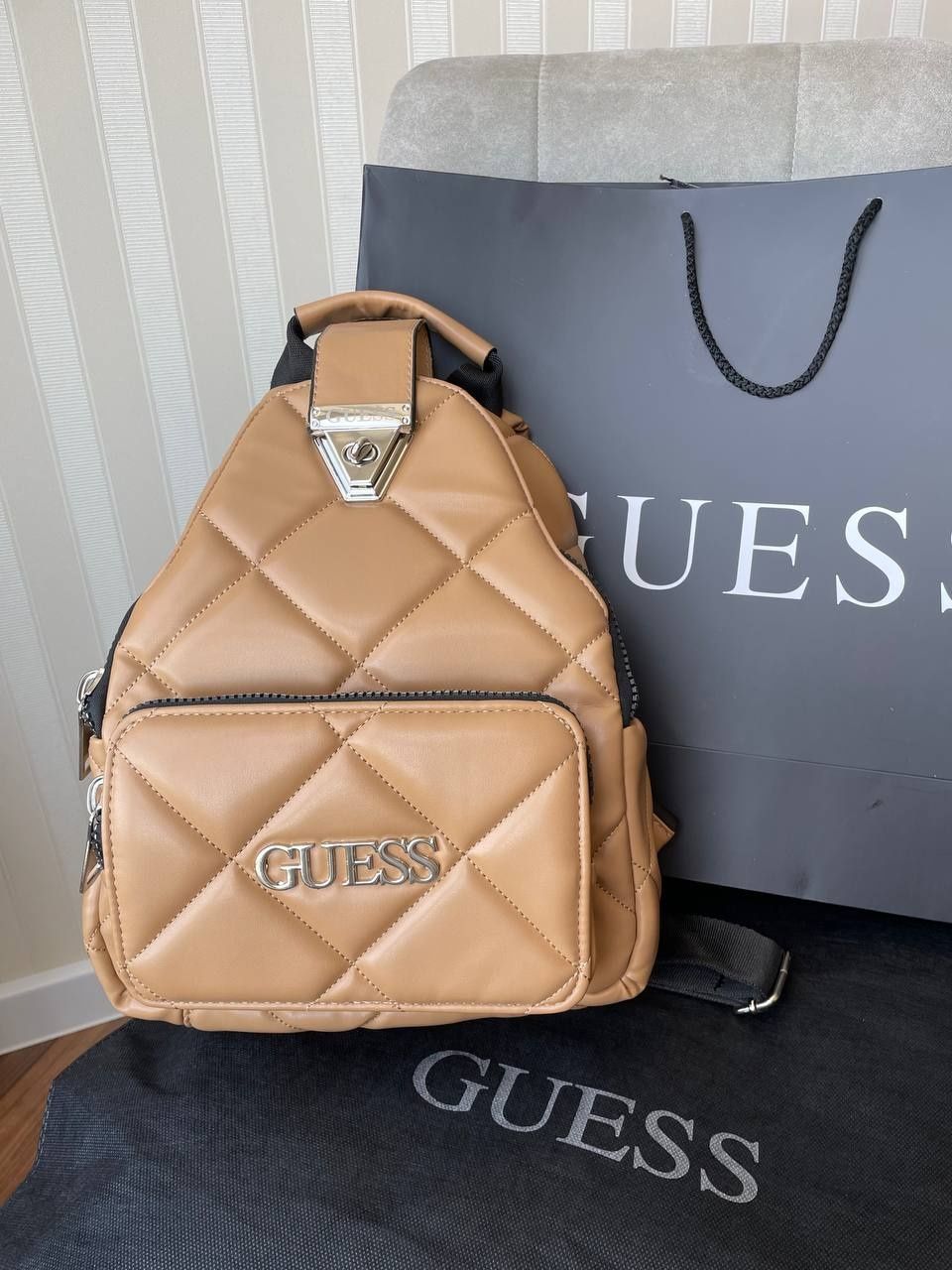 GUESS   рюкзак 

•Розмір: 29/36
•Ременці. 
•1 основний відділ та 1 к