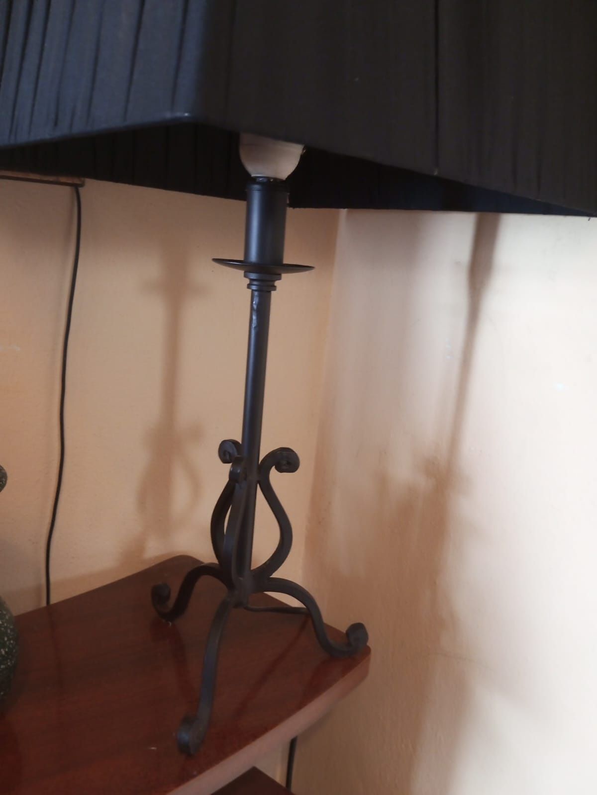 Candeeiro de mesa com  base de ferro e abajur preto