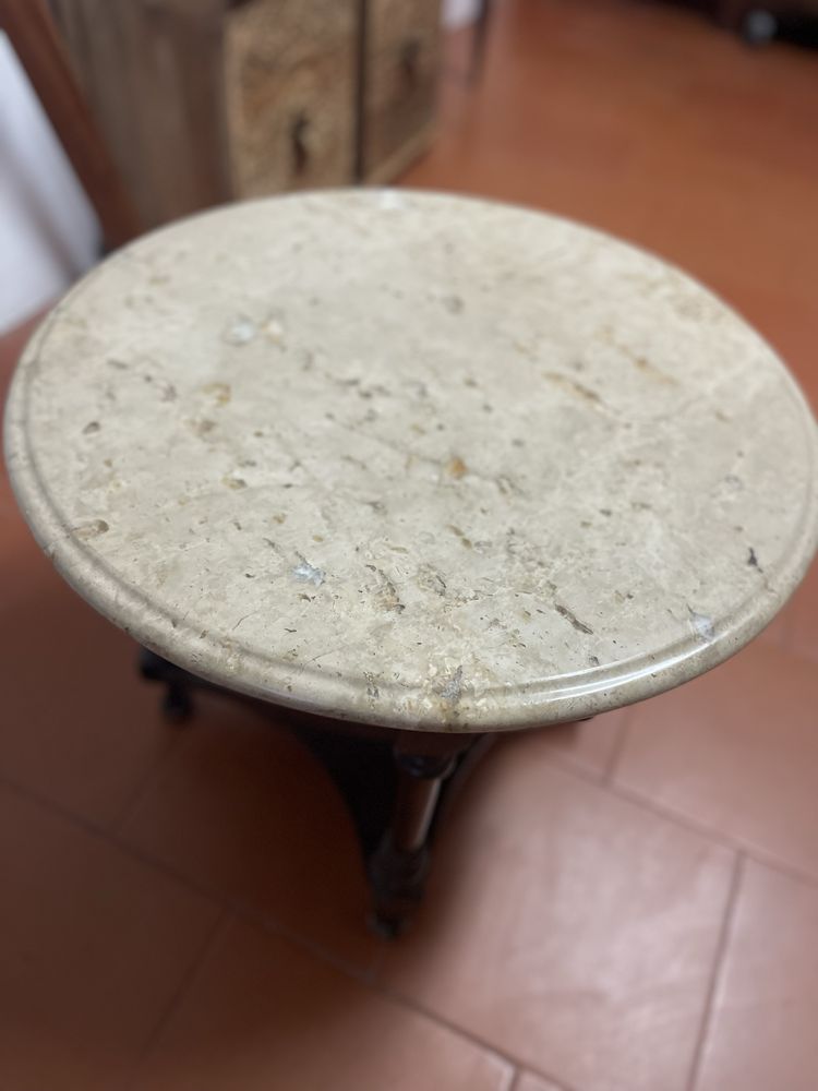 Mesa em pedra e madeira