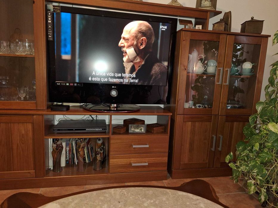 Móvel de sala de estar em cerejeira. Muito bom estado.