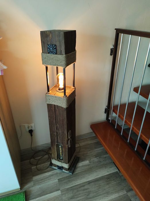 Lampa stojąca ze starej belki loft.