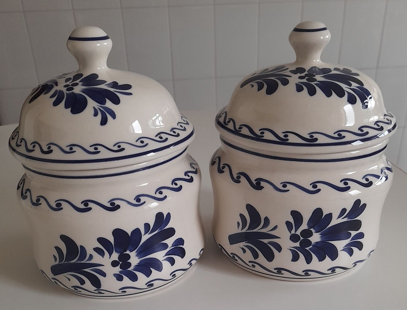 Peças de loiça de Viana pintadas à mão