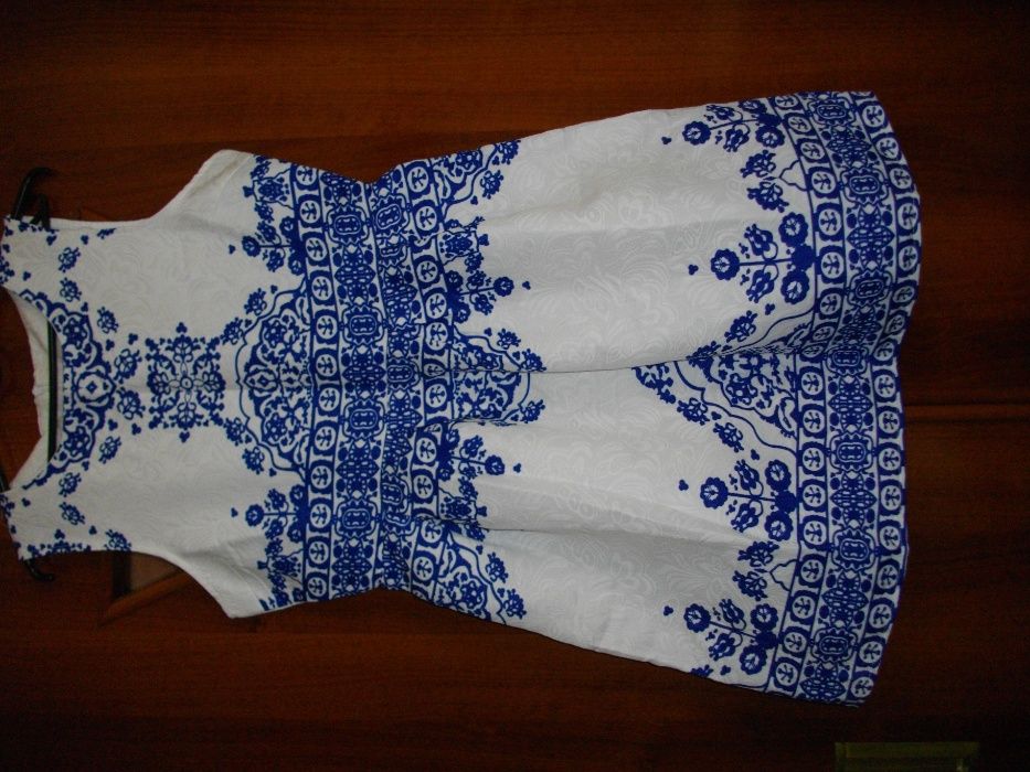 Платье белое с синим орнаментом