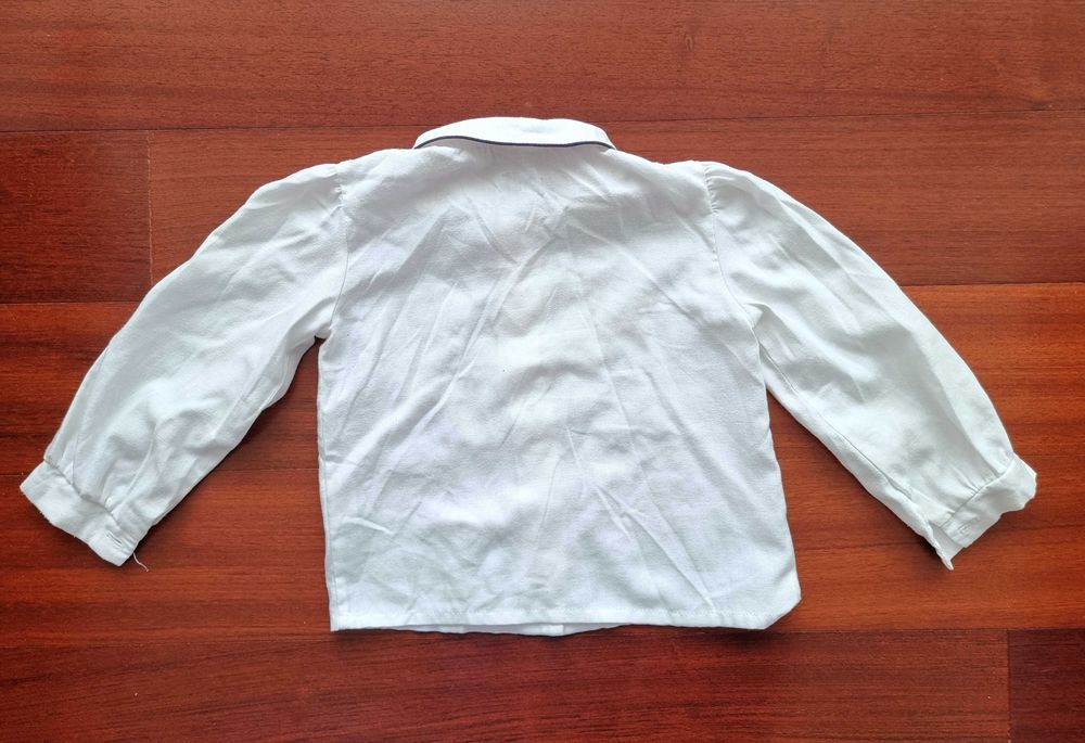 Camisa branca com botões e detalhes azuis escuros, 4 anos