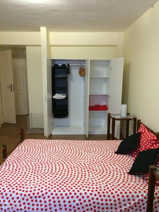681183 - Quarto c/ cama de casal em apartamento...