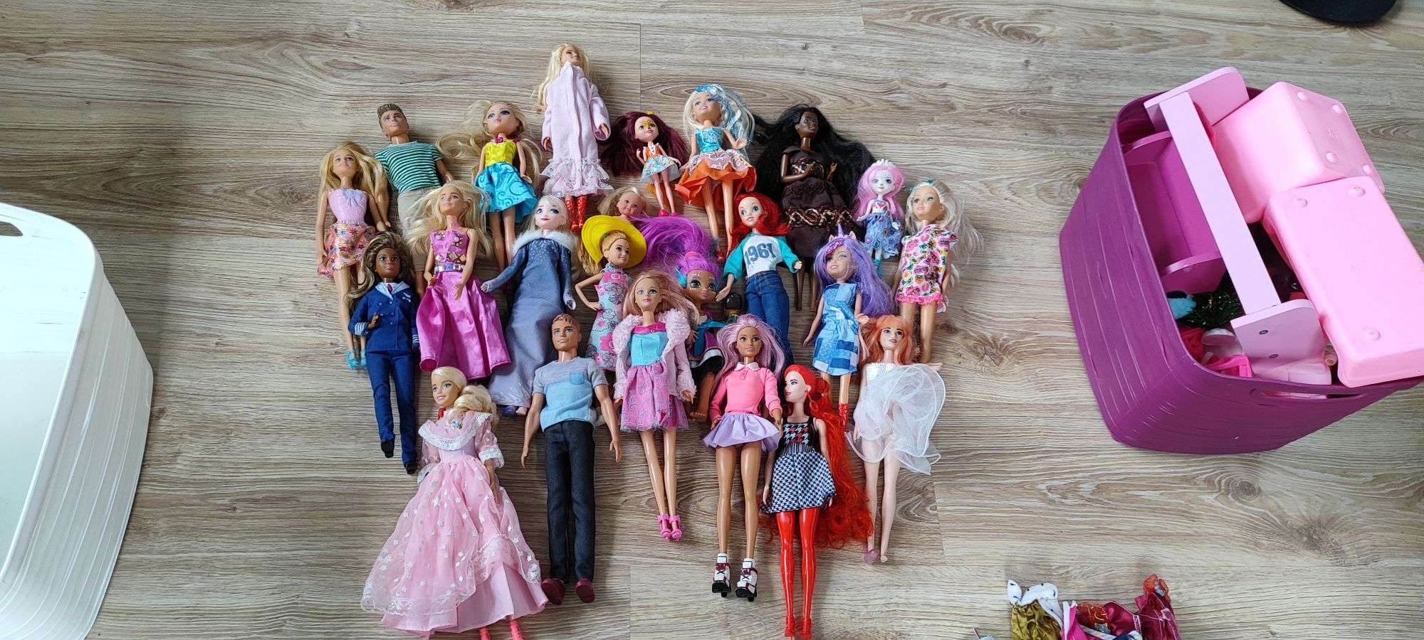 Lalki Barbie, meble, ubranka, buty, akcesoria