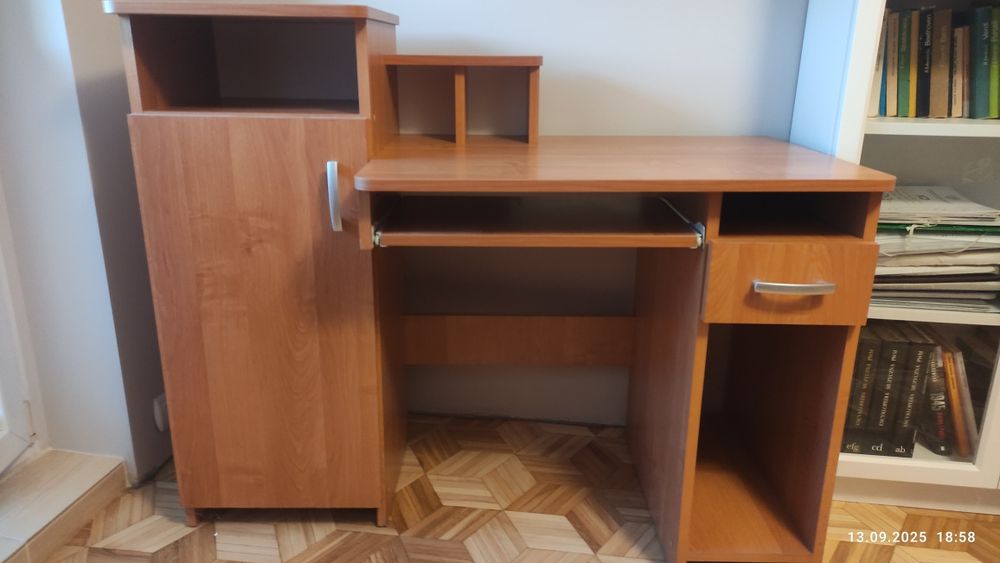 Biurko z szafką, szuflada, z wysuwana półką na klawiaturę.