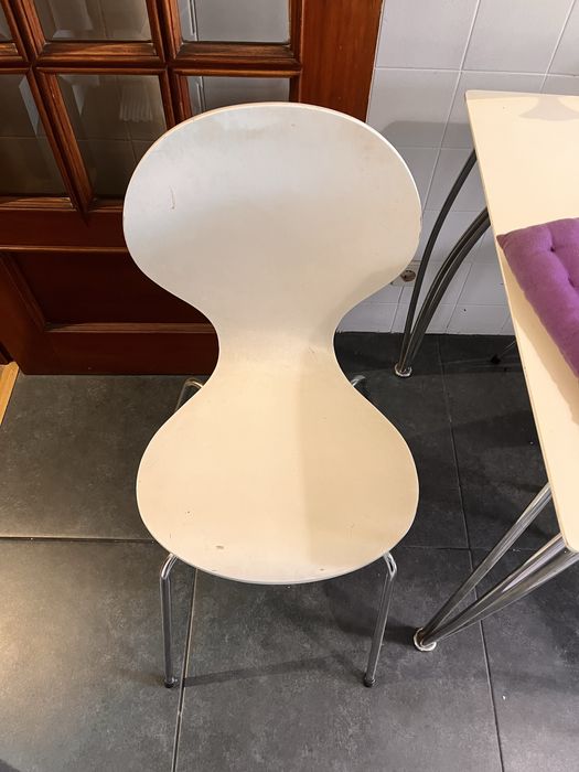 Vendo mesa com 4 cadeiras