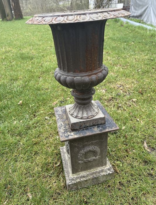 Stara pałacowa donica żeliwna na postumencie