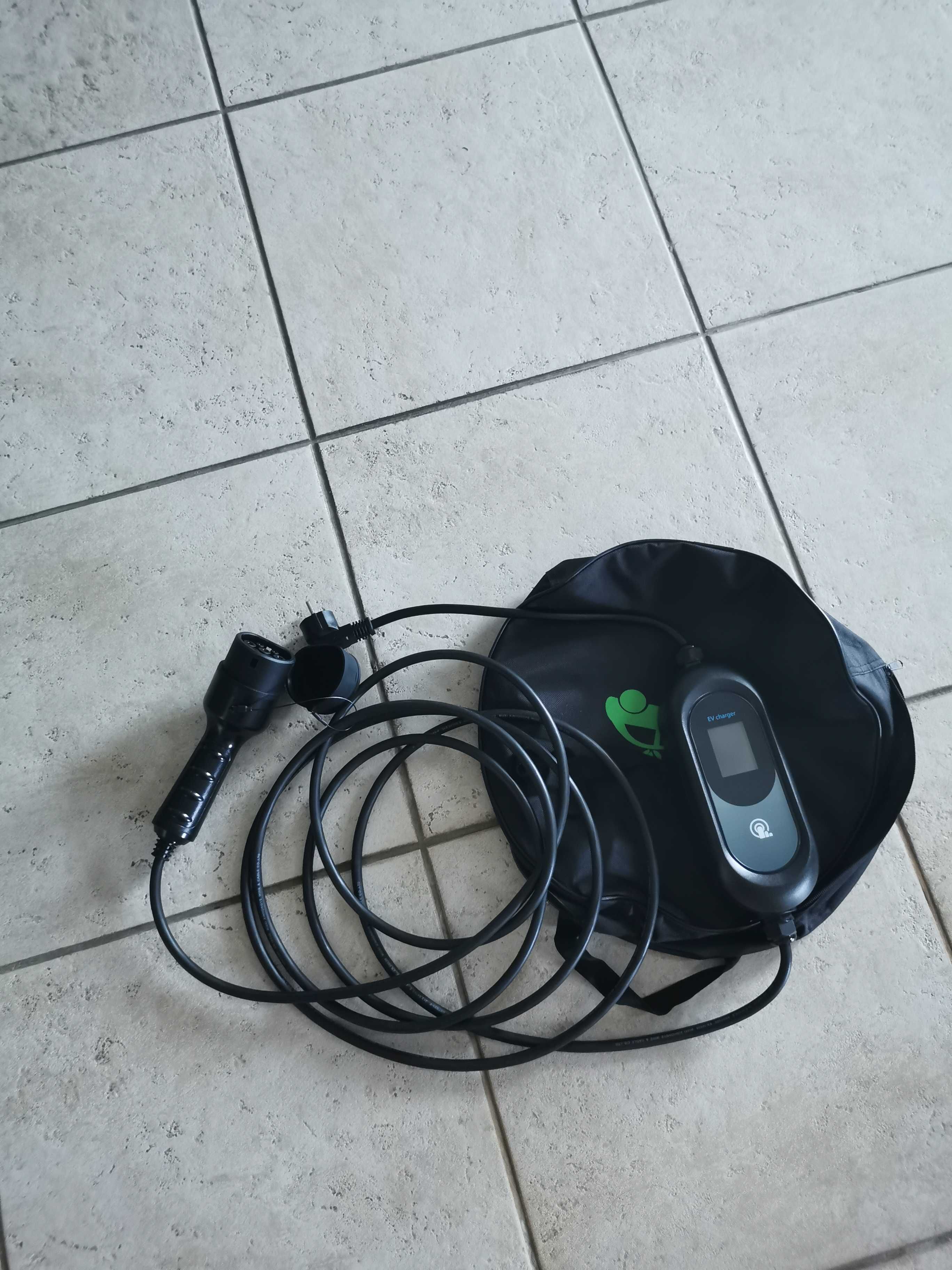 Carregador tipo 2 com ecrã 8-16A 3,6 KW com cabo de carregamento 6m