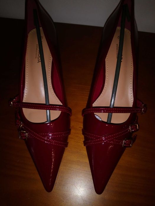 Sapatos bordeaux em verniz
