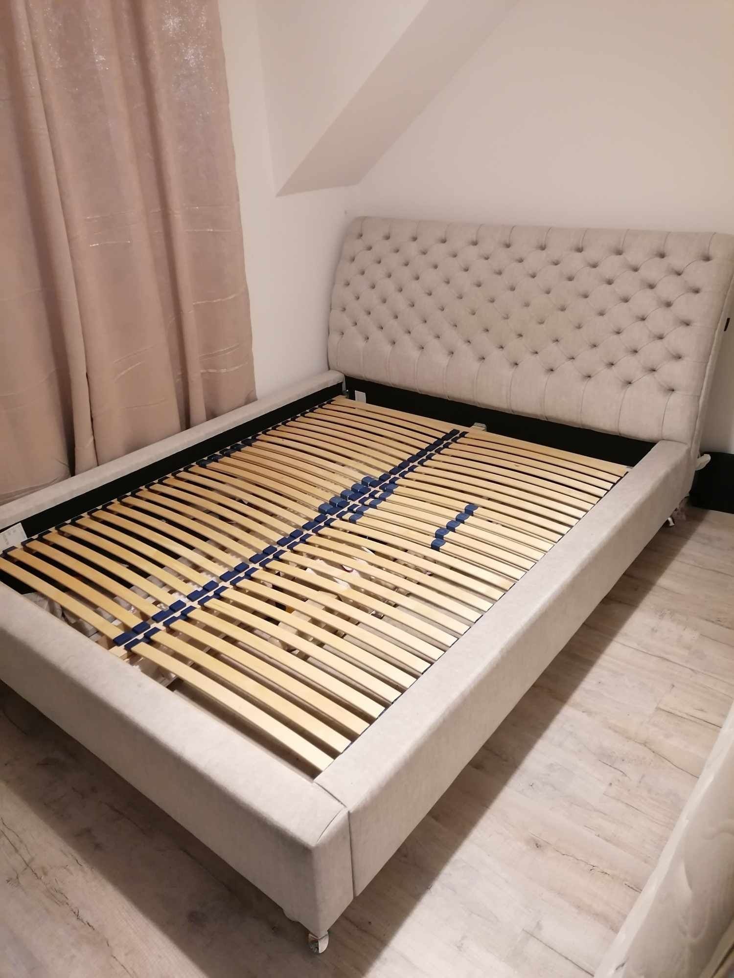 Łóżko podwójne tapicerowane