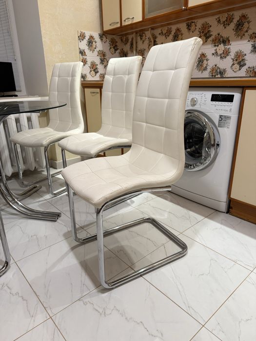 Стільці для кухні / білі м’які стільці / крісла зі спинкою