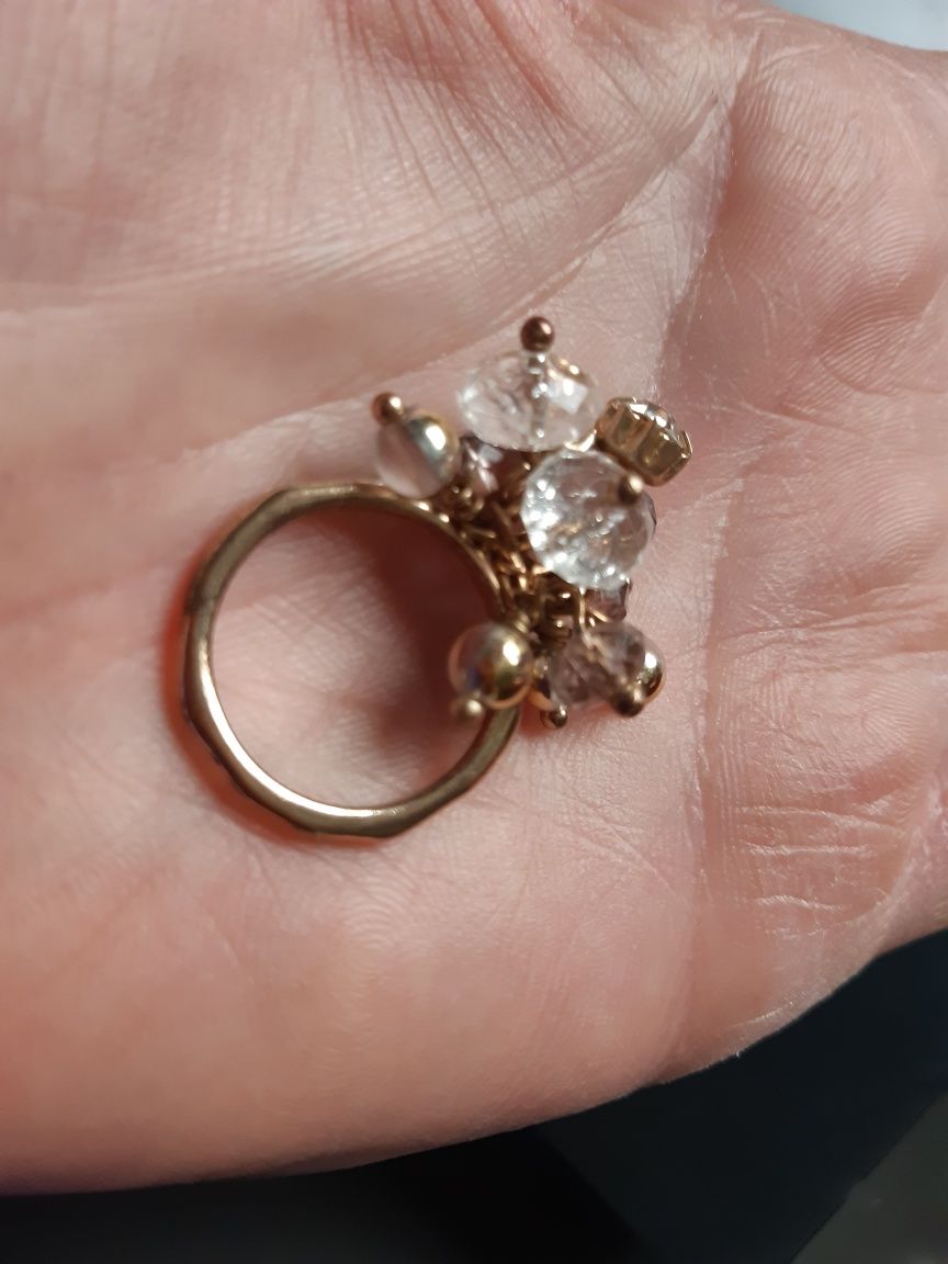 Piękny pierścionek z kryształkami