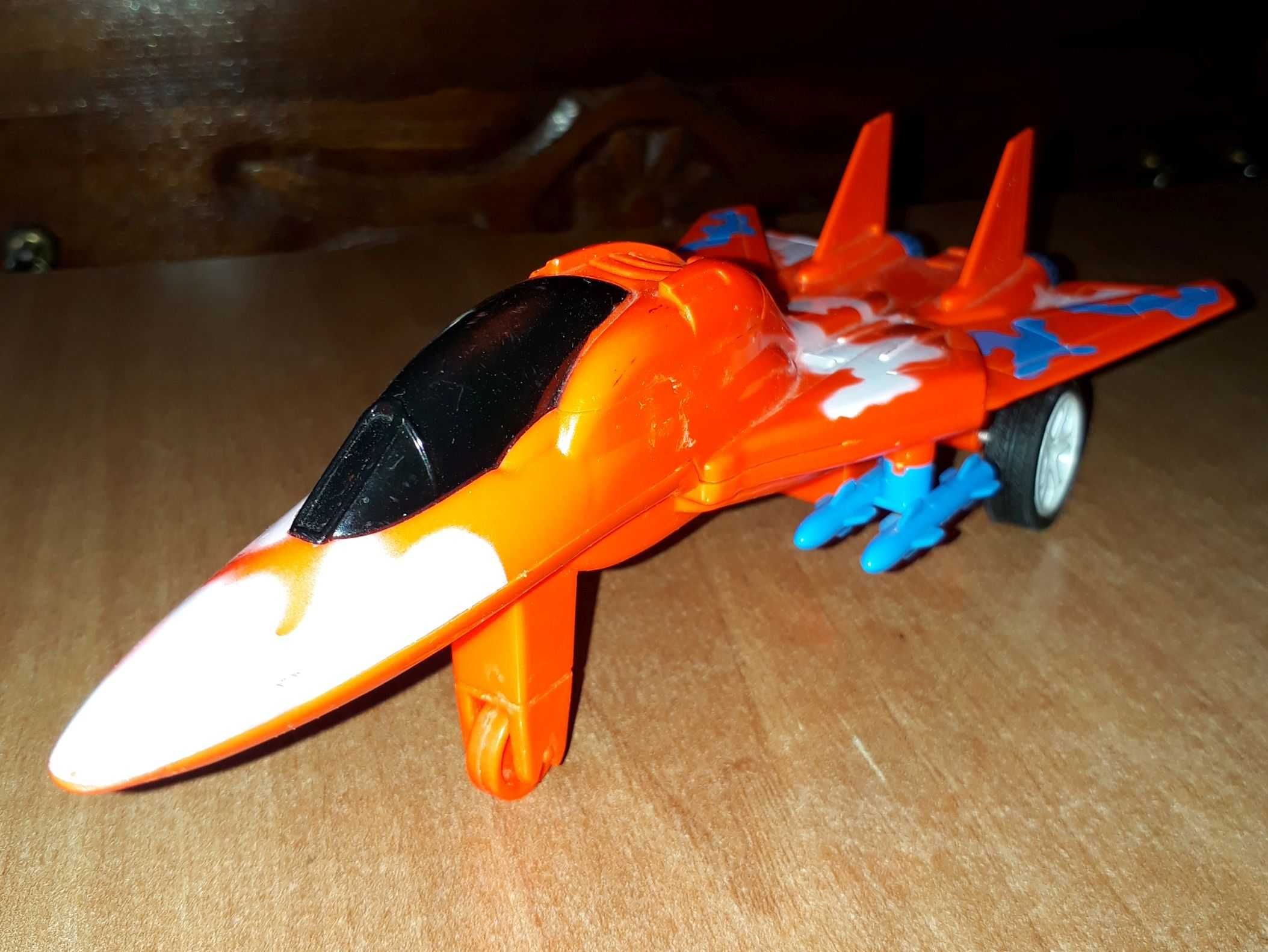 Инерционная игрушка самолет с крылом изменяемой стреловидности