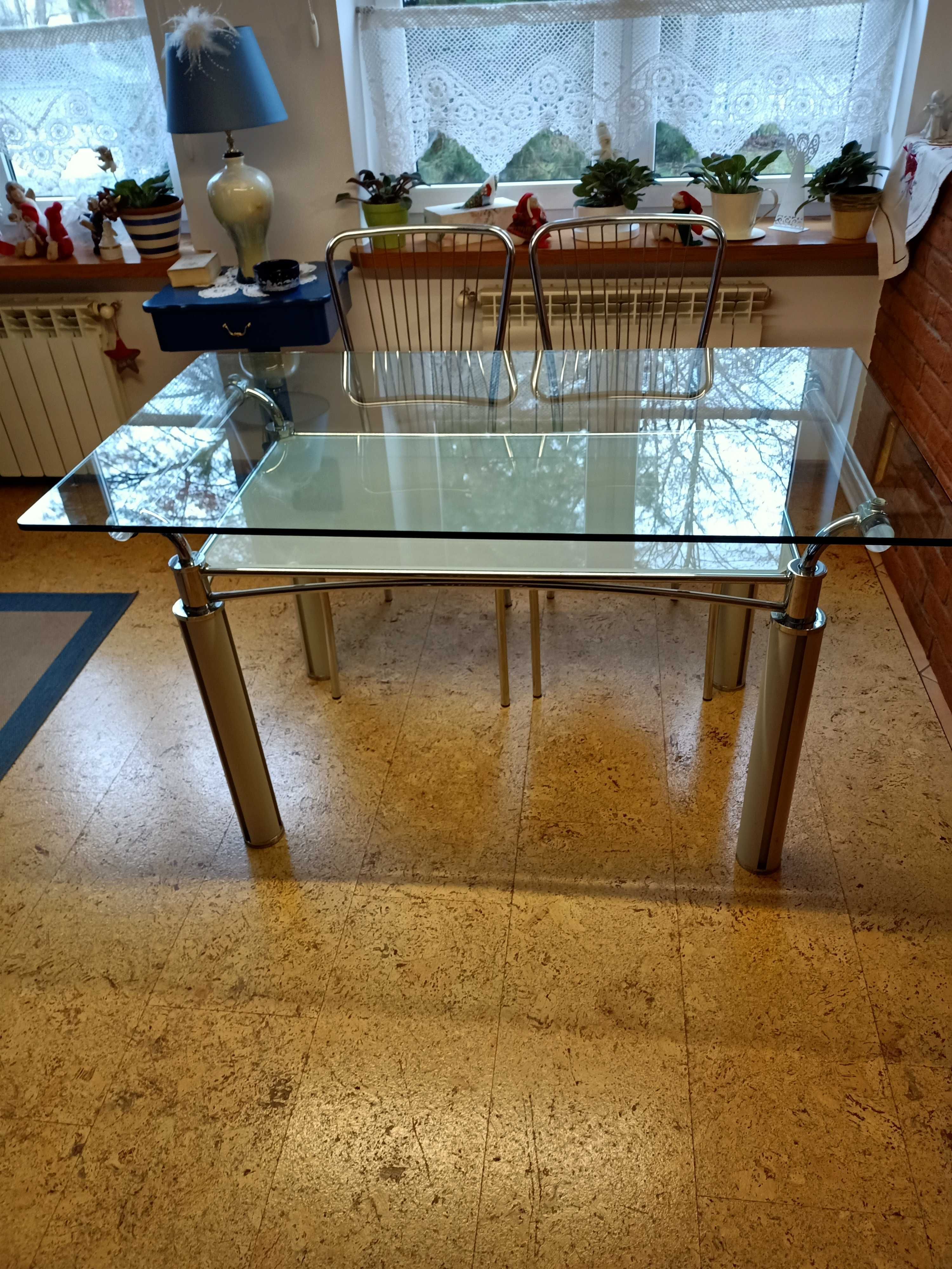 Stół szklany z krzesłami