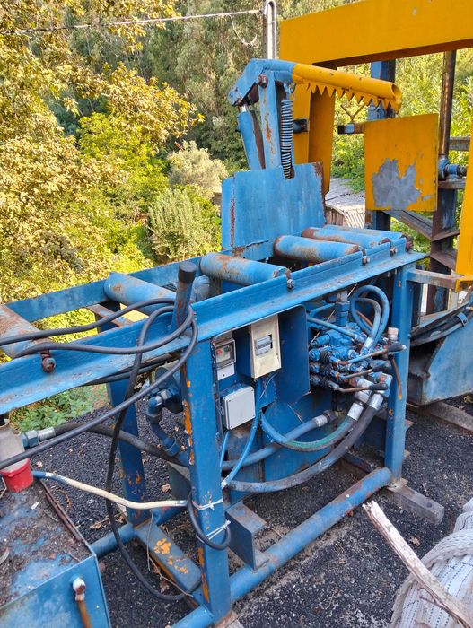 Máquina de cortar e rachar