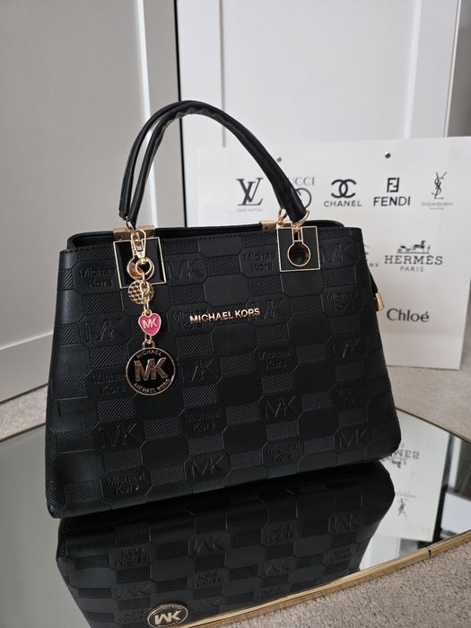 Torebka Michael Kors czarna złote logo pasek na ramię