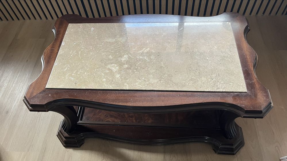 Mesa de café com tampo em mármore