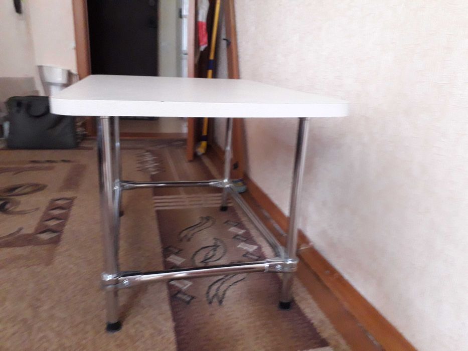 Столик кавовий на металевих ніжках