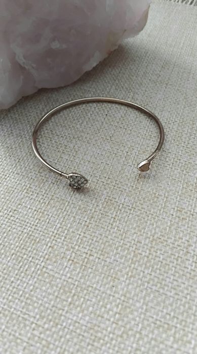 Delikatna bransoletka typu cuff.