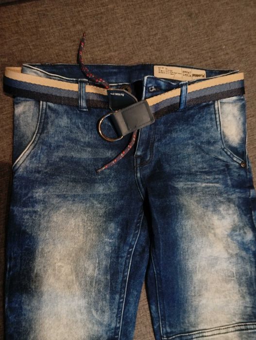 Spodnie jeansowe chłopięce z paskiem