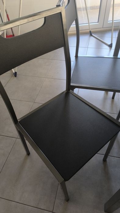 Conjunto Mesa de Vidro + 4 Cadeiras Metálicas – 110x70x75 cm