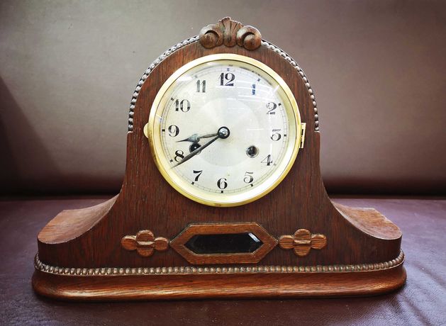 Zegar kominkowy produkcji niemieckiej odnowiony.
