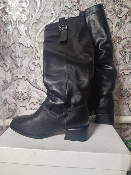 Продам чоботи жіночі, на низькому каблуцв