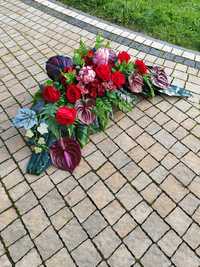 Piękna kompozycja nagrobna kwiaty stroik na grób cmentarz