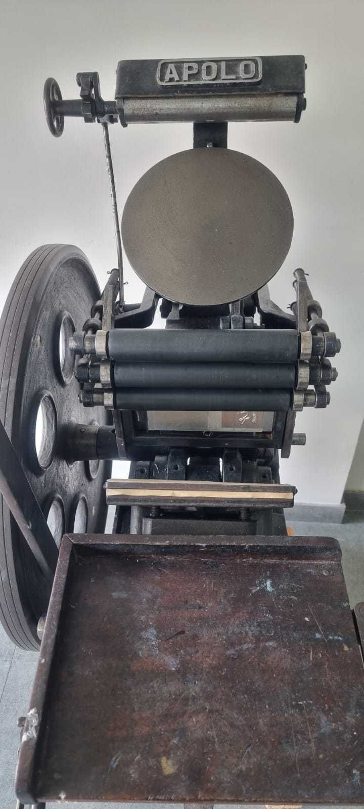 Máquina tipografia a funcionar