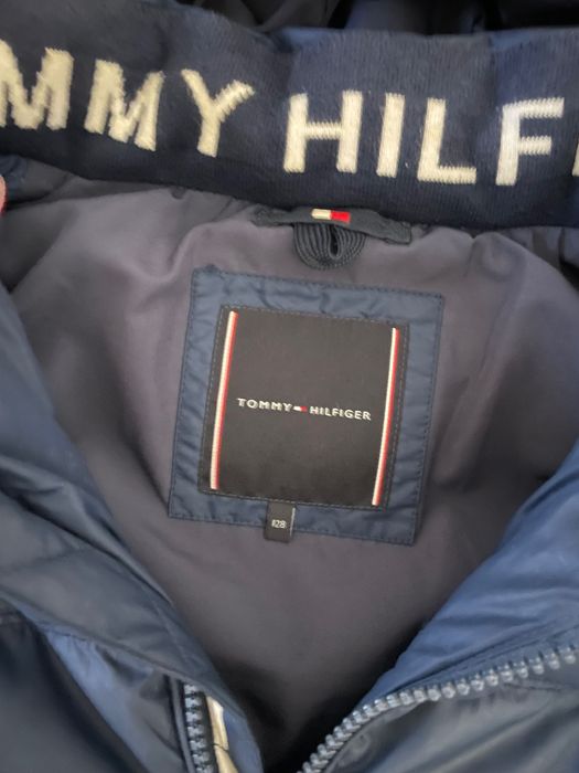 Blusão de penas da TOMMY HILFIGER. Em bom estado. Tamanho 128.