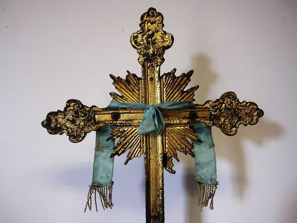 raro antigo crucifixo em antimônio/estíbio dourado