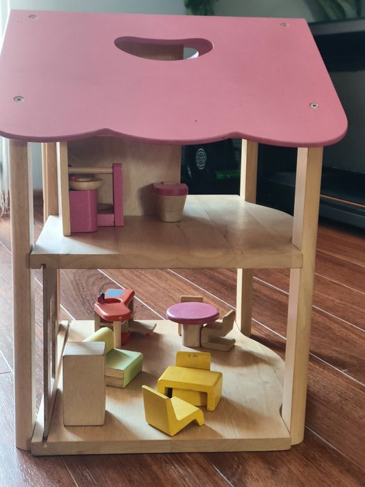 Domek dla lalek z akcesoriami szer. 38 gł. 34 wys 44 cm.