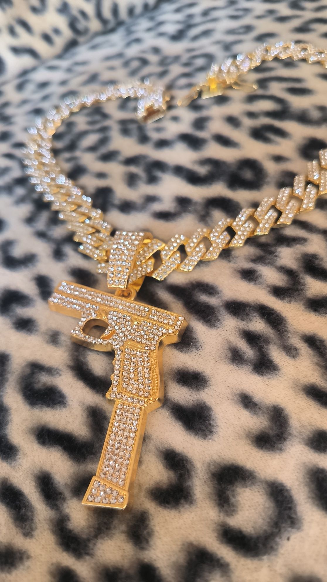Colar Metal Dourado Com Pistola e Pedras Brilhantes