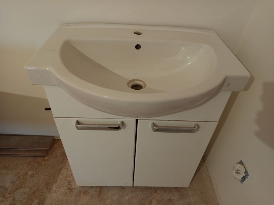 Koło zlew szafka zlew łazienkowy umywalka