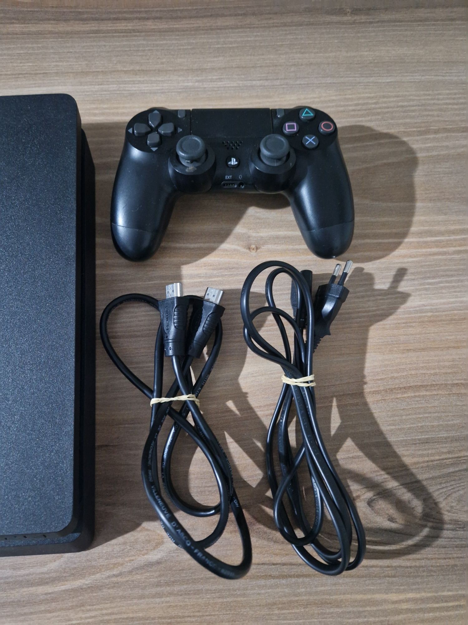 Ps4 slim 1tb com um comando e cabos