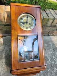 Stary drewniany zegar wiszący z Warszawskiej pracowni.