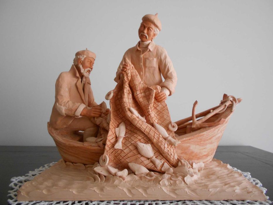 Espetacular peça de cerâmica artesanal "Pescadores", ano de 2002.