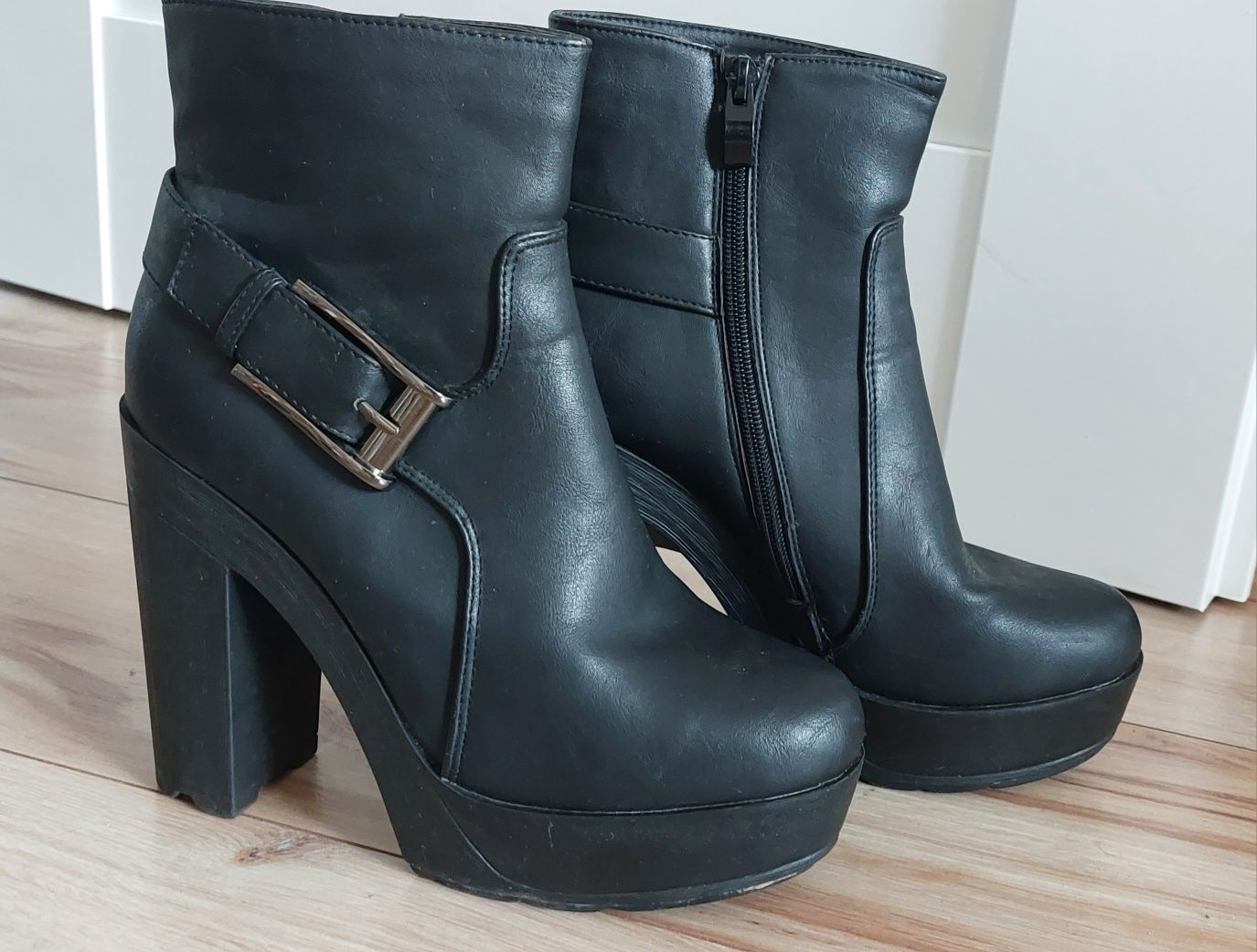Buty na obcasie czarne 38r.