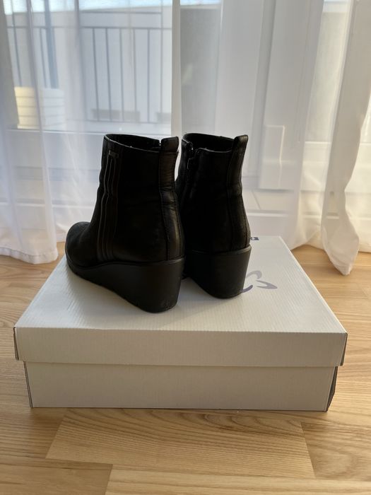 Botki w kolorze czarnym na koturnie