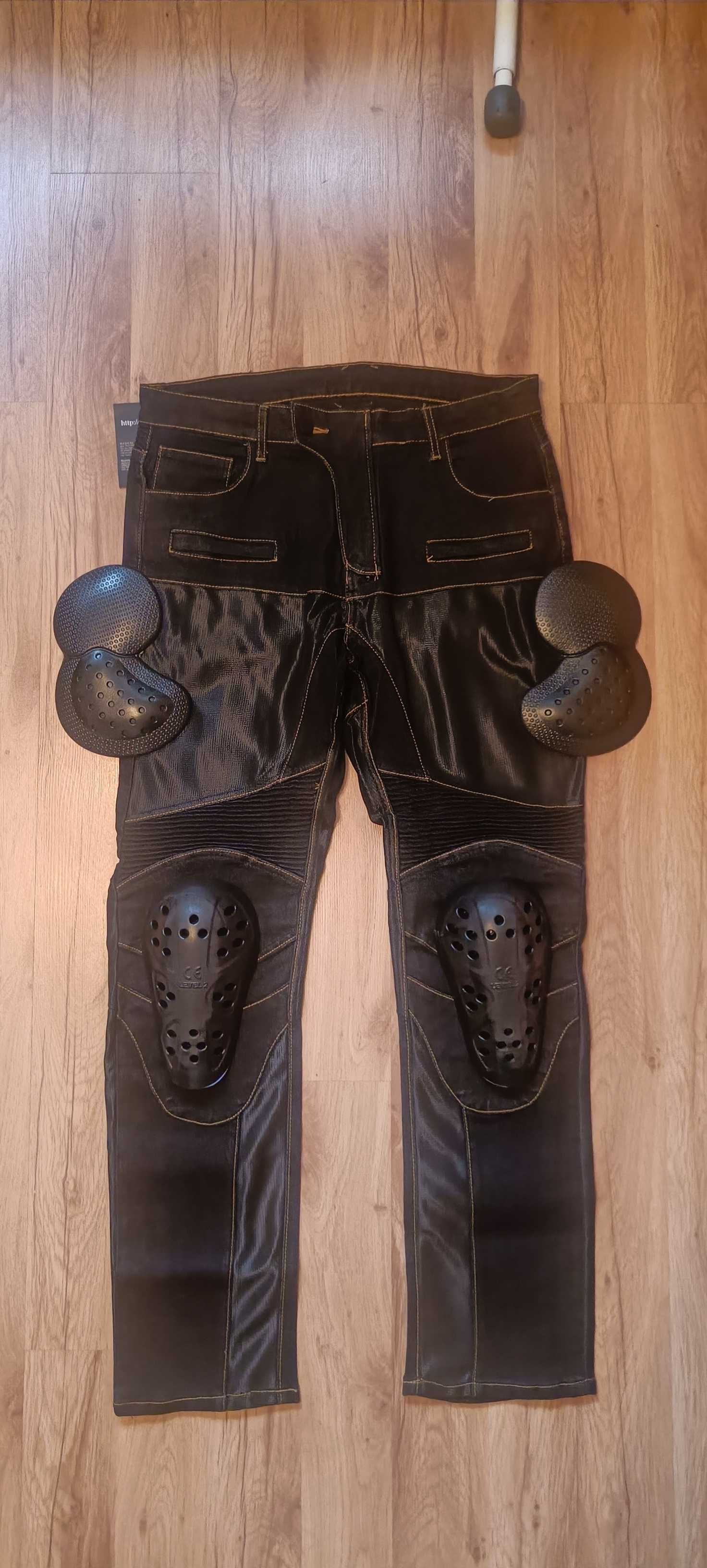 Czarne spodnie jeansowe motocyklowe z ochraniaczami