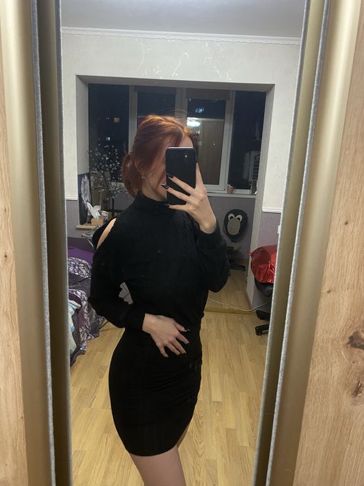 Новое женское платье с невысоким горлом и вырезами на плечах