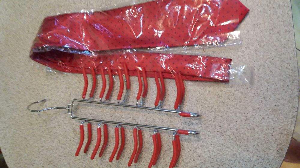 Галстук и вешалка для галстуков