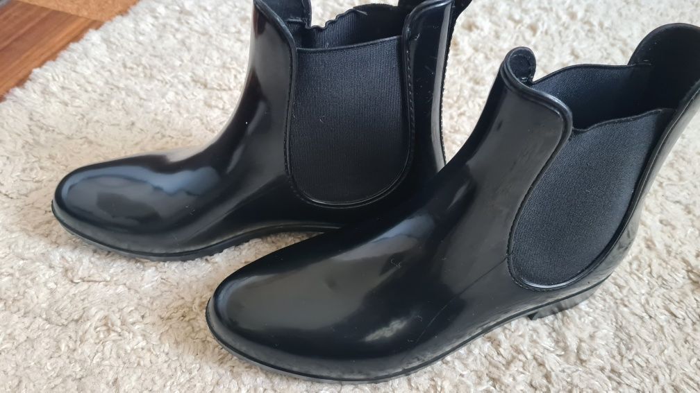 Продам гумові черевики 39р